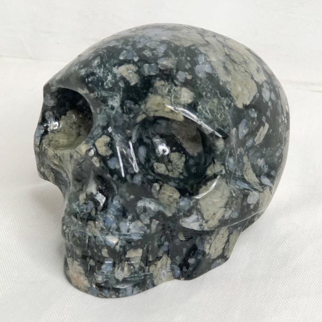 Que Sera crystal hand carved alien skull statue M