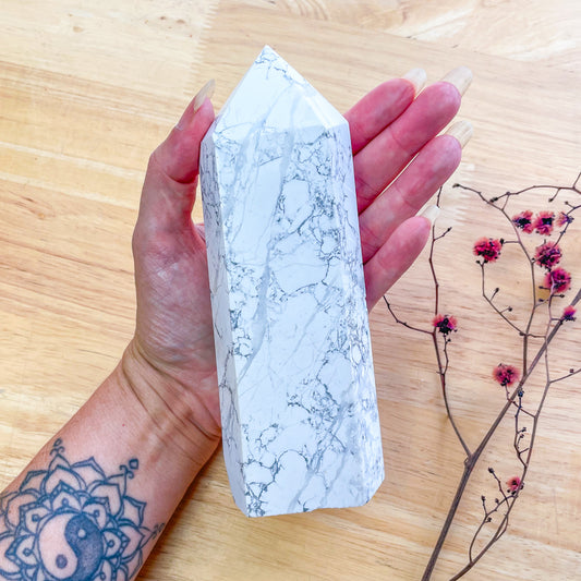 Howlite crystal generator tower XL 16cm 900g