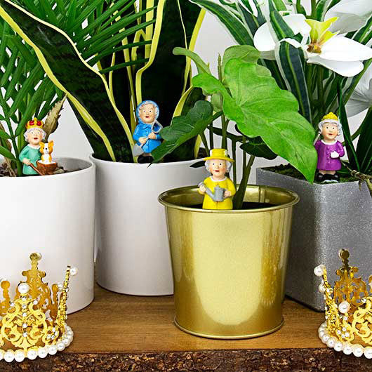 Queen Liz garden pot plant mini statues