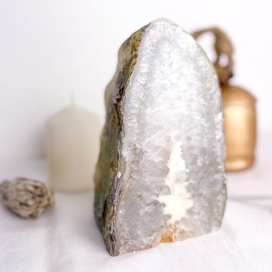 Clear quartz + Agate crystal geode lamp 1.8kg