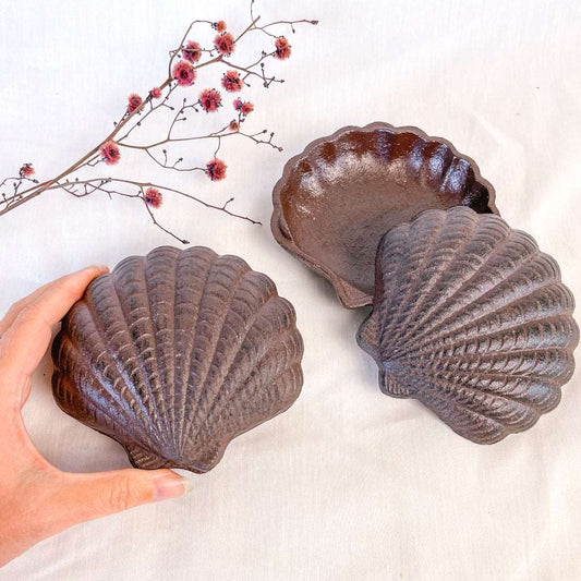 Cast iron clam shell box / trinket dish with lid